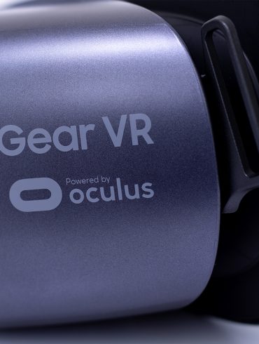 Samsung Gear VR - Side view of headset.