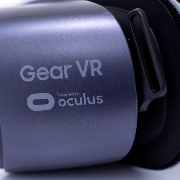 Samsung Gear VR - Side view of headset.